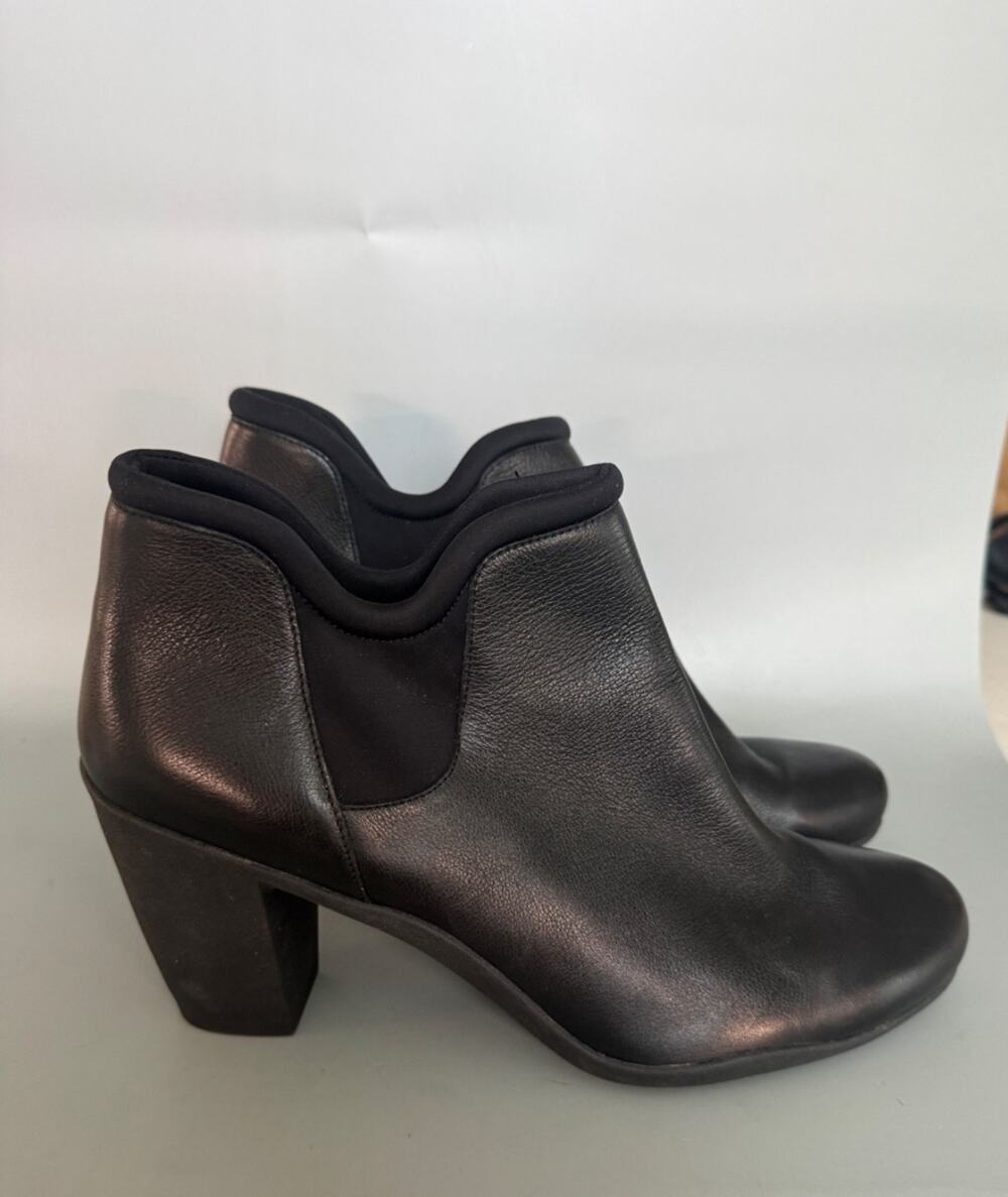 Womens Clarks Artisan Boots Size 12 Black Leather Ankle Boot with Block Heel (B)